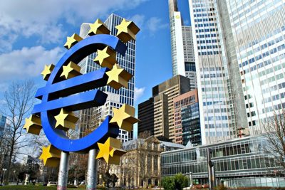 ECB chuyển hướng chính sách, mở ra khả năng tăng lãi suất trong 2022