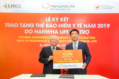Hanwha Life Việt Nam trao tặng hơn 4.600 thẻ bảo hiểm y tế cho người nghèo