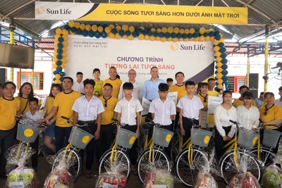 Sun Life Việt Nam trao tặng 28 xe đạp và 125 suất quà cho trẻ em tại Quảng Nam