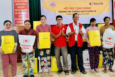 Sun Life Việt Nam trao quà hỗ trợ các gia đình bị ảnh hưởng bởi Covid-19
