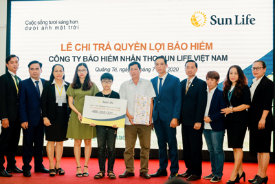 Chi trả quyền lợi bảo hiểm gần 490 triệu đồng cho khách hàng tại Quảng Trị