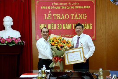 Đảng ủy cơ quan Tổng cục Dự trữ Nhà nước tổ chức Lễ trao tặng Huy hiệu 30 năm tuổi Đảng 