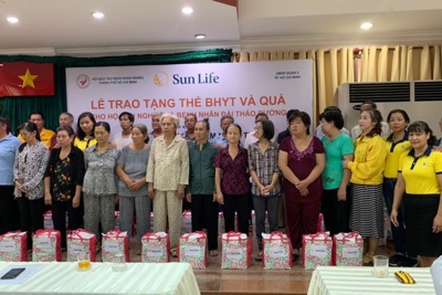 Sun Life trao tặng 537 thẻ BHYT và 80 phần quà cho các hộ gia đình tại TP. Hồ Chí Minh