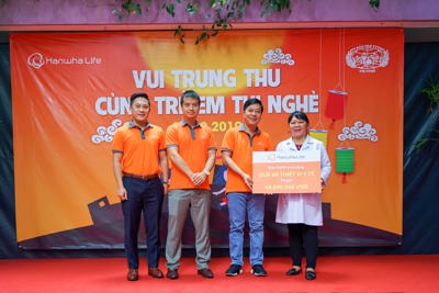 Hanwha Life Việt Nam trao 300 phần quà trung thu cho trẻ em khuyết tật tại TP. Hồ Chí Minh