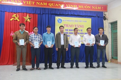 [Ảnh] BHXH Việt Nam với hành trình trao tặng thẻ BHYT tới người dân miền Trung 