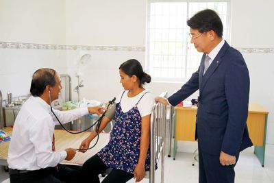 Hanwha Life Việt Nam trao tặng Trung tâm y tế tại tỉnh Trà Vinh