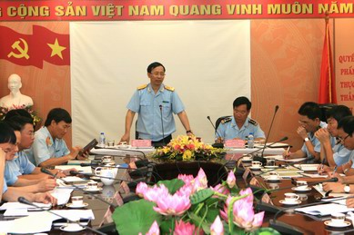 Tổng cục trưởng Tổng cục Hải quan Nguyễn Văn Cẩn làm việc tại Cục Hải quan TP. Hà Nội 