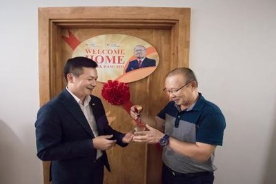 CENLAND trao chìa khóa căn hộ trị giá 1,3 tỷ đồng cho ông Park Hang Seo