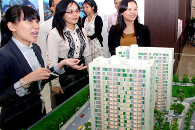 Bất động sản giảm giá: Chưa vội mua, chờ xem đã...