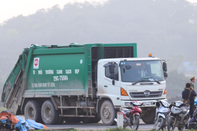 [Video] Người dân dừng chặn xe rác vào bãi Nam Sơn