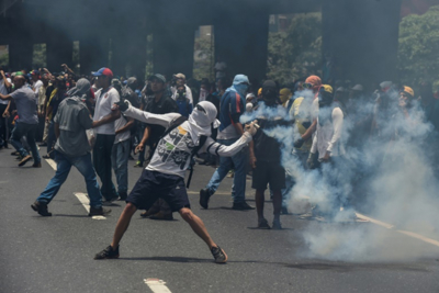 [Video] Hỗn loạn cảnh người dân Venezuela biểu tình sau vụ bắt nhóm lính muốn lật đổ Maduro