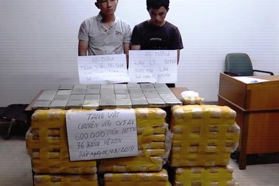 [Video] Hai người vận chuyển 36 bánh heroin bị bắt