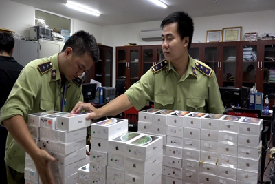 [Video] Lô hàng iPhone, iPad nhập lậu hơn 4 tỷ đồng ở Sài Gòn