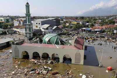 [Video] Sức tàn phá của sóng thần tấn công bờ biển Indonesia