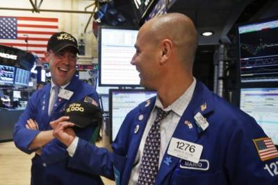 Dow Jones và S&P 500 nhảy vọt lên đỉnh cao mọi thời đại khi Fed ủng hộ kích thích kinh tế