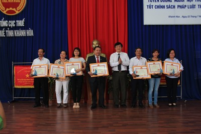 Hội nghị tuyên dương người nộp thuế năm 2015