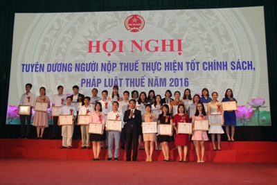 Hà Nội tuyên dương hơn 400 người nộp thuế tốt năm 2016