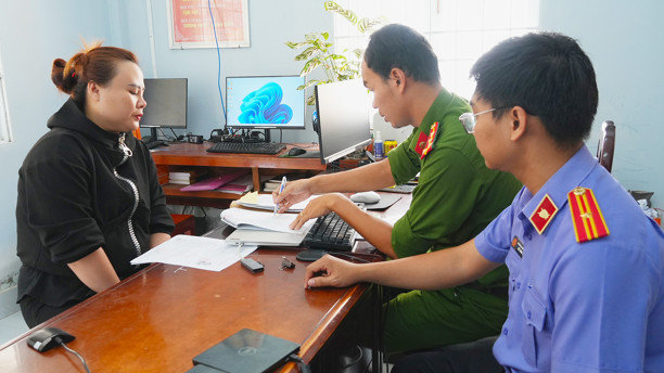 Bị khởi tố vì không trả lại 100 triệu cho người chuyển khoản nhầm Bị khởi tố vì không trả lại 100 triệu cho người chuyển khoản nhầm