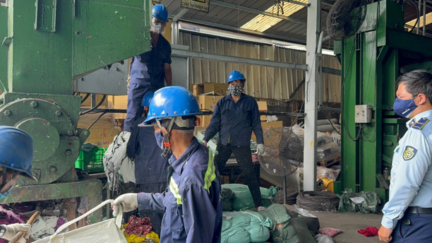 TP. Hồ Chí Minh: Tiêu hủy hơn 62.000 sản phẩm không đảm bảo chất lượng