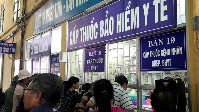 Tiếp tục thực hiện các giải pháp bảo đảm thuốc, trang thiết bị y tế