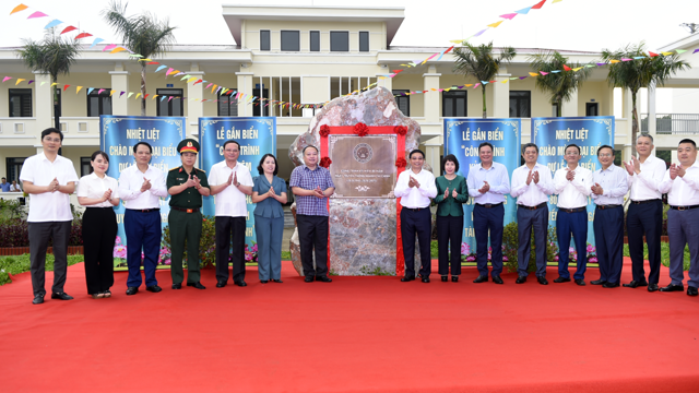 Chùm ảnh: Bộ trưởng Nguyễn Văn Thắng gắn biển Công trình chào mừng 80 năm ngày Truyền thống ngành Tài chính