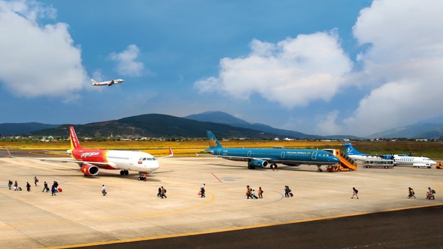 Mặt đường cất hạ cánh, đường lăn sân bay Liên Khương xuống cấp nghiêm trọng