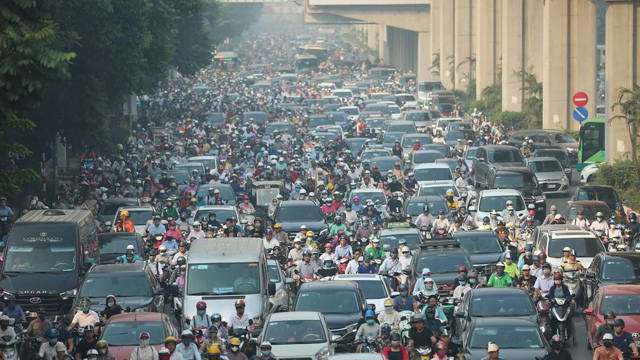 Bài 1: Cấm xe xăng, TP. Hà Nội cần giải 2 bài toán khó