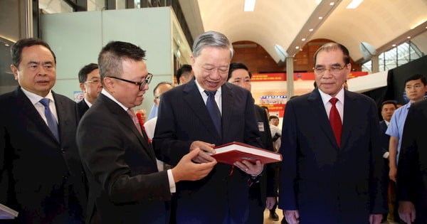 Chùm ảnh: Tổng Bí thư Tô Lâm tham quan Hội Báo toàn quốc và dự lễ kỷ niệm 100 năm Ngày Báo chí Cách mạng Việt Nam