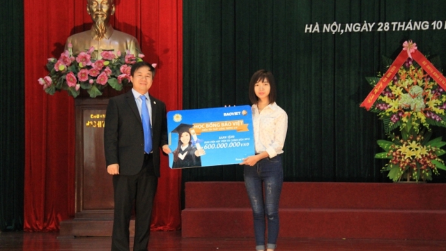 Bảo Việt trao tặng học bổng “Niềm tin thắp sáng tương lai” cho sinh viên