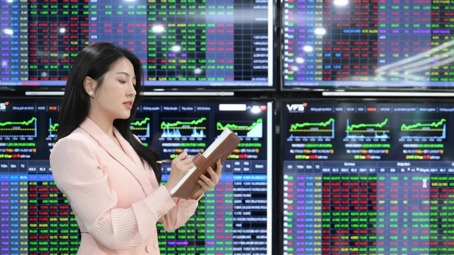 Đảo chiều ngoạn mục, VN-Index vượt mốc 1.350 điểm phiên 19/6