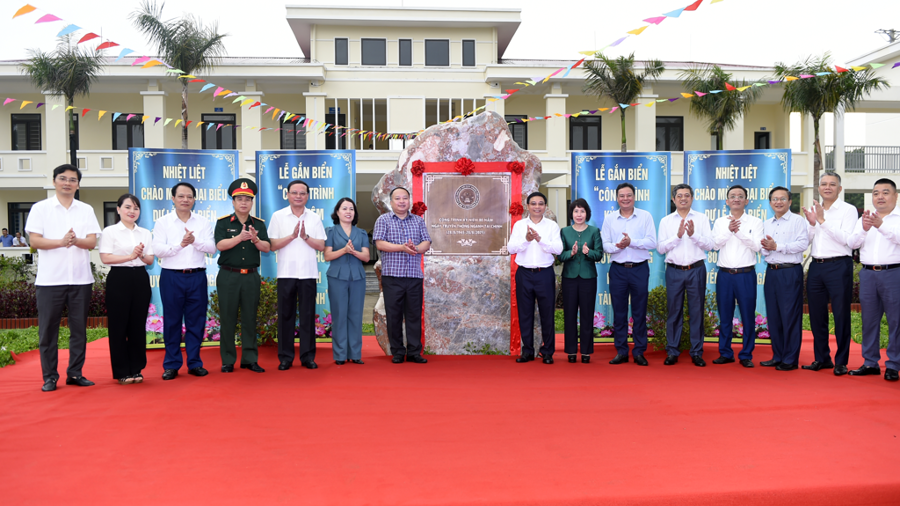 Bộ trưởng Nguyễn Văn Thắng gắn biển Công trình chào mừng 80 năm ngày Truyền thống ngành Tài chính Bộ trưởng Nguyễn Văn Thắng gắn biển Công trình chào mừng 80 năm ngày Truyền thống ngành Tài chính