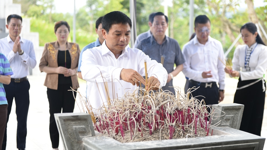 Bộ trưởng Nguyễn Văn Thắng dâng hương tưởng niệm Đại tướng Võ Nguyên Giáp và các Anh hùng liệt sĩ tại Điện Biên Phủ