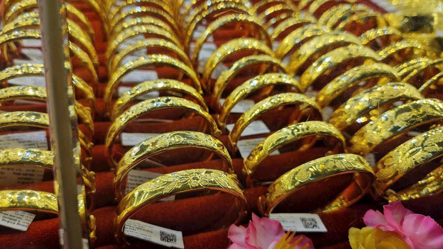 VIDEO: Giá vàng trong nước tiếp tục đi ngang, giá vàng thế giới liên tục đảo chiều 