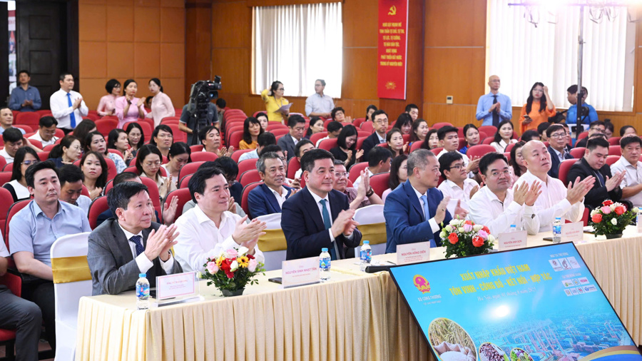 Bám sát 3 định hướng chiến lược để đột phá tăng trưởng xuất nhập khẩu Bám sát 3 định hướng chiến lược để đột phá tăng trưởng xuất nhập khẩu