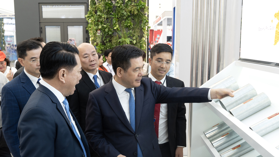 Hai sản phẩm mới của Hoa Sen thu hút khách tham quan tại "Triển lãm A80"