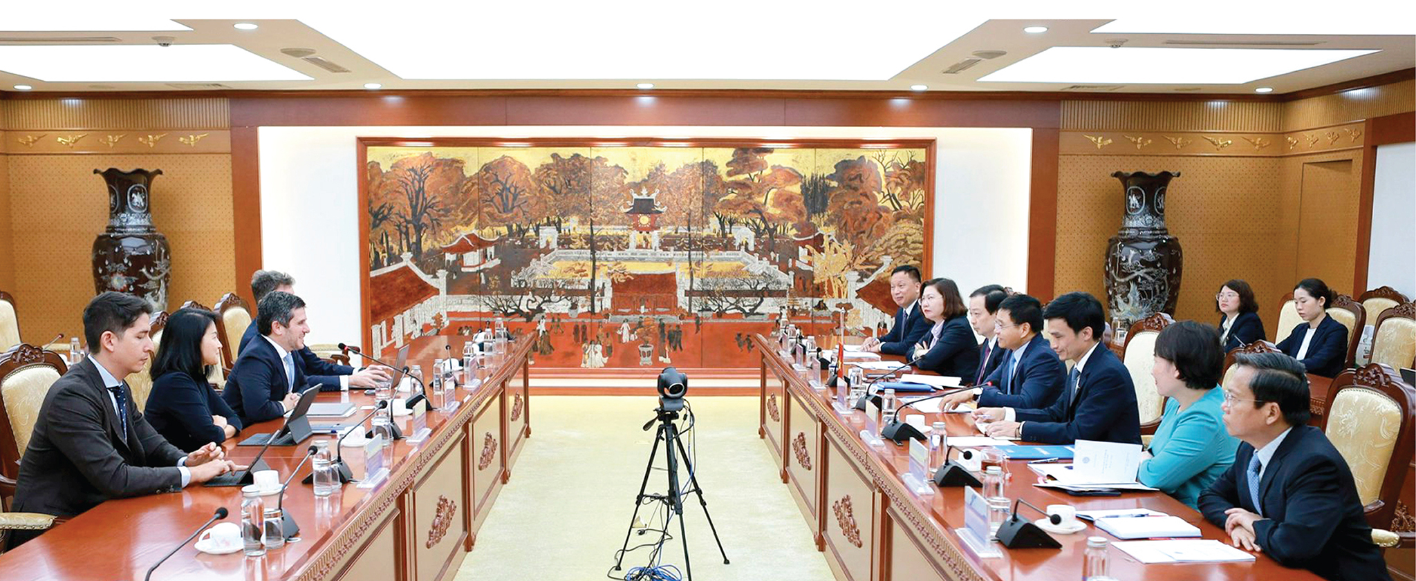 Bộ trưởng Bộ Tài chính Nguyễn Văn Thắng và Lãnh đạo Ủy Ban Chứng khoán Nhà nước tiếp, làm việc với FTSE Russell nhằm tìm giải pháp đẩy nhanh tiến trình nâng hạng thị trường chứng khoán Việt kq bongdaso. Ảnh: Tuấn Thủy