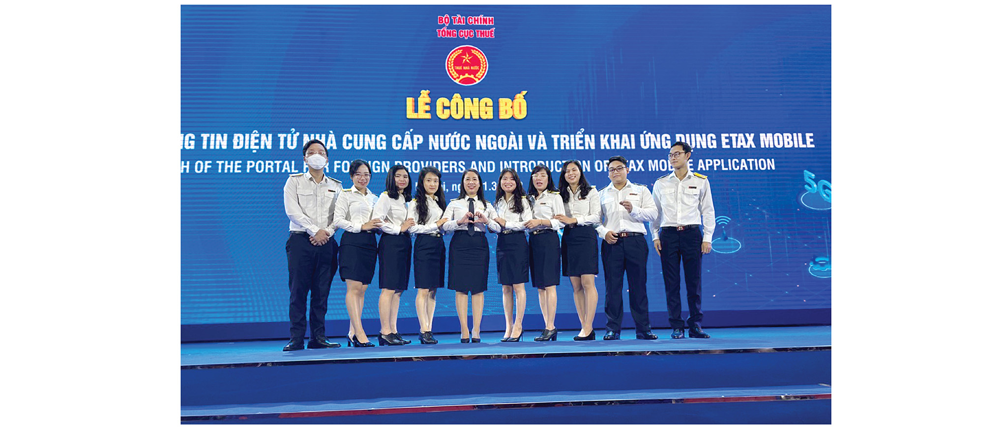 Chị Nguyễn Thị Lan Anh v&agrave; c&aacute;c đồng nghiệp tại Lễ c&ocirc;ng bố Cổng th&ocirc;ng tin điện tử nh&agrave; cung cấp nước ngo&agrave;i.