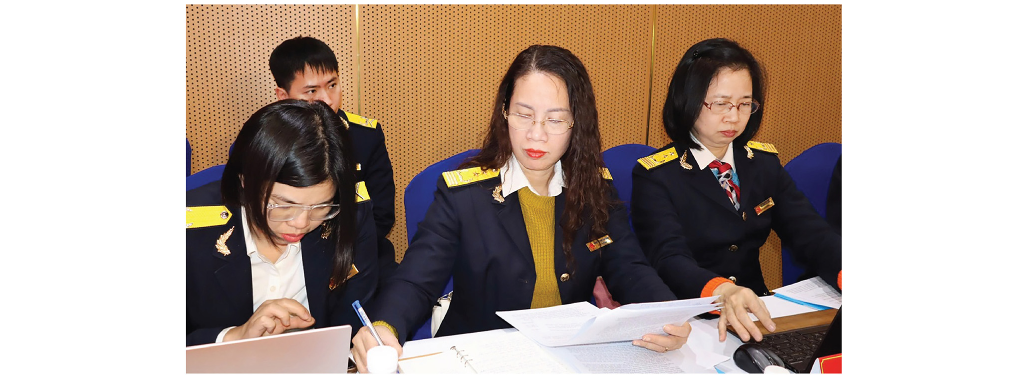 Chị Nguyễn Thị Lan Anh (giữa) c&ugrave;ng c&aacute;c đồng nghiệp ở Tổng cục Thuế (trước đ&acirc;y).