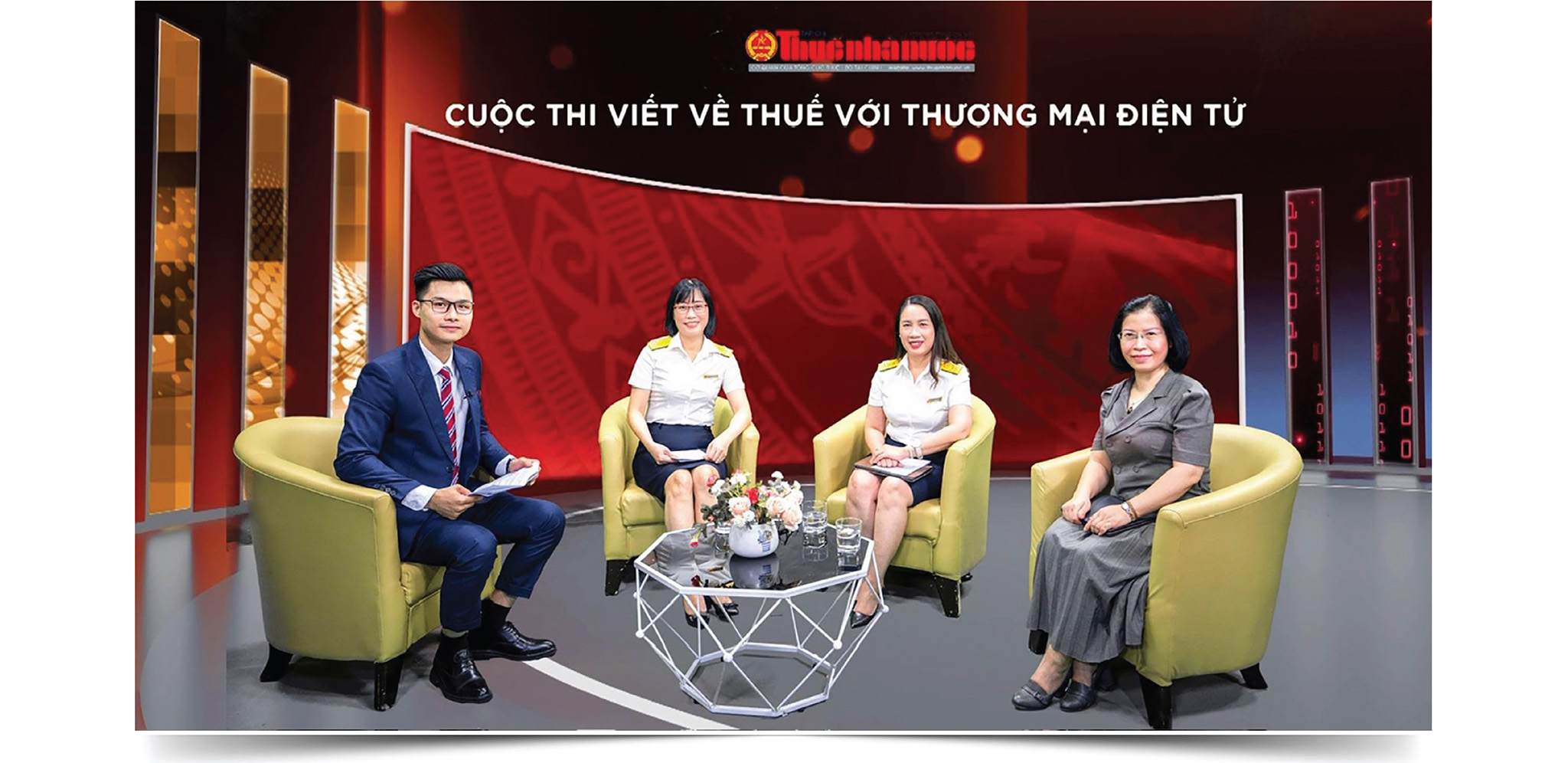 Chị Nguyễn Thị Lan Anh (thứ hai từ phải sang) tham gia ph&aacute;t động Cuộc thi viết thuế với thương mại điện tử.