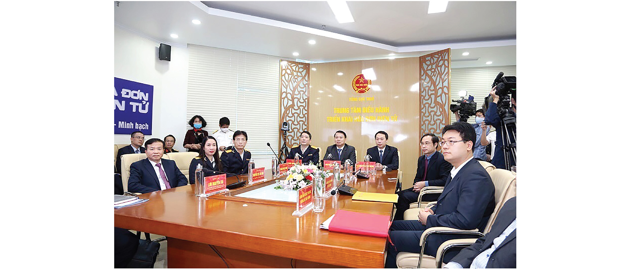Chị Lan Anh (thứ hai từ tr&aacute;i sang) tham dự Lễ khai trương Trung t&acirc;m điều h&agrave;nh triển khai h&oacute;a đơn điện tử th&aacute;ng 10/2021.