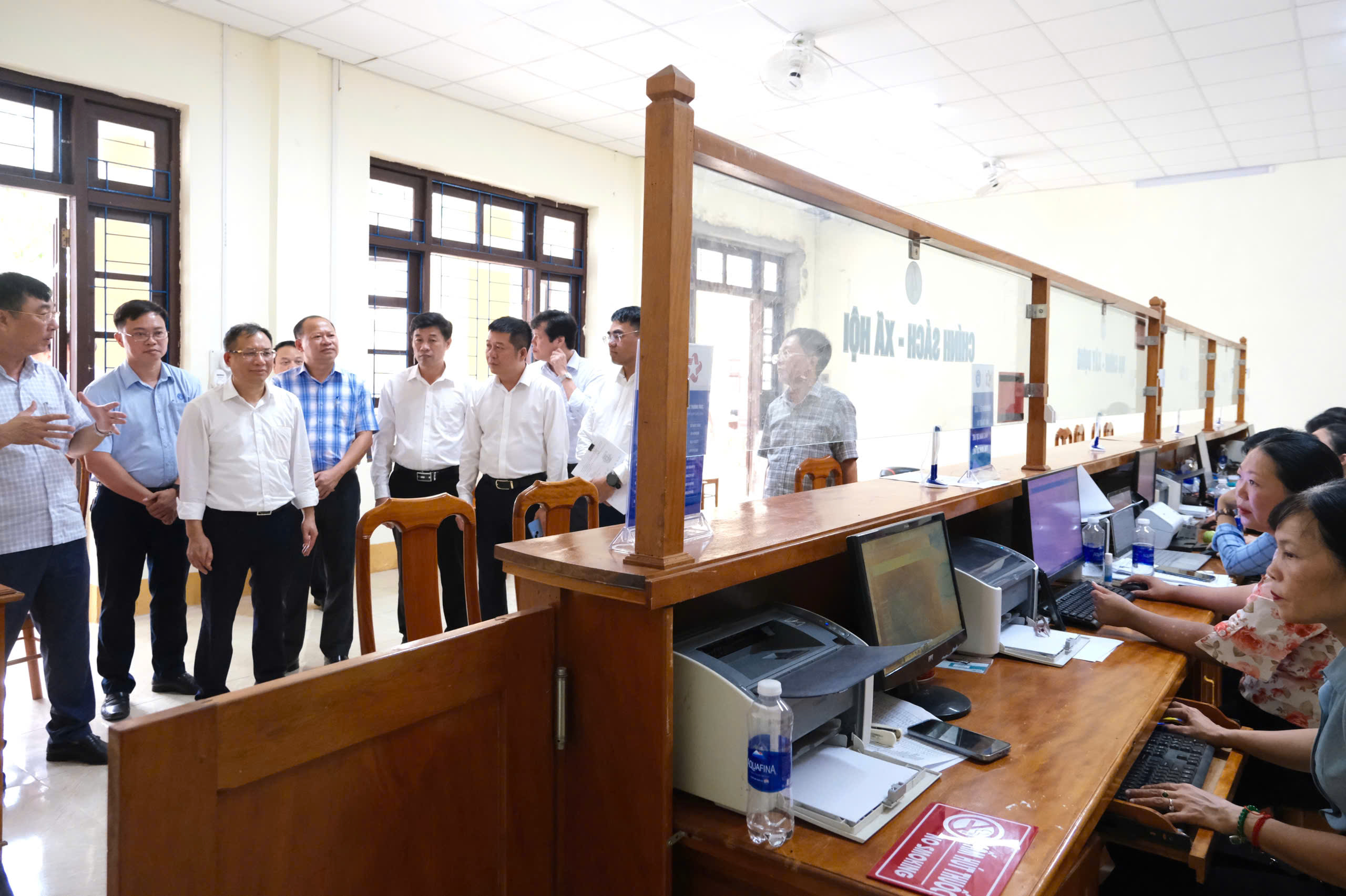 Giám đốc BHXH Việt Nam Lê Hùng Sơn thăm và làm việc tại Trung tâm Phục vụ Hành chính công xã Ninh Châu (Quảng Trị).