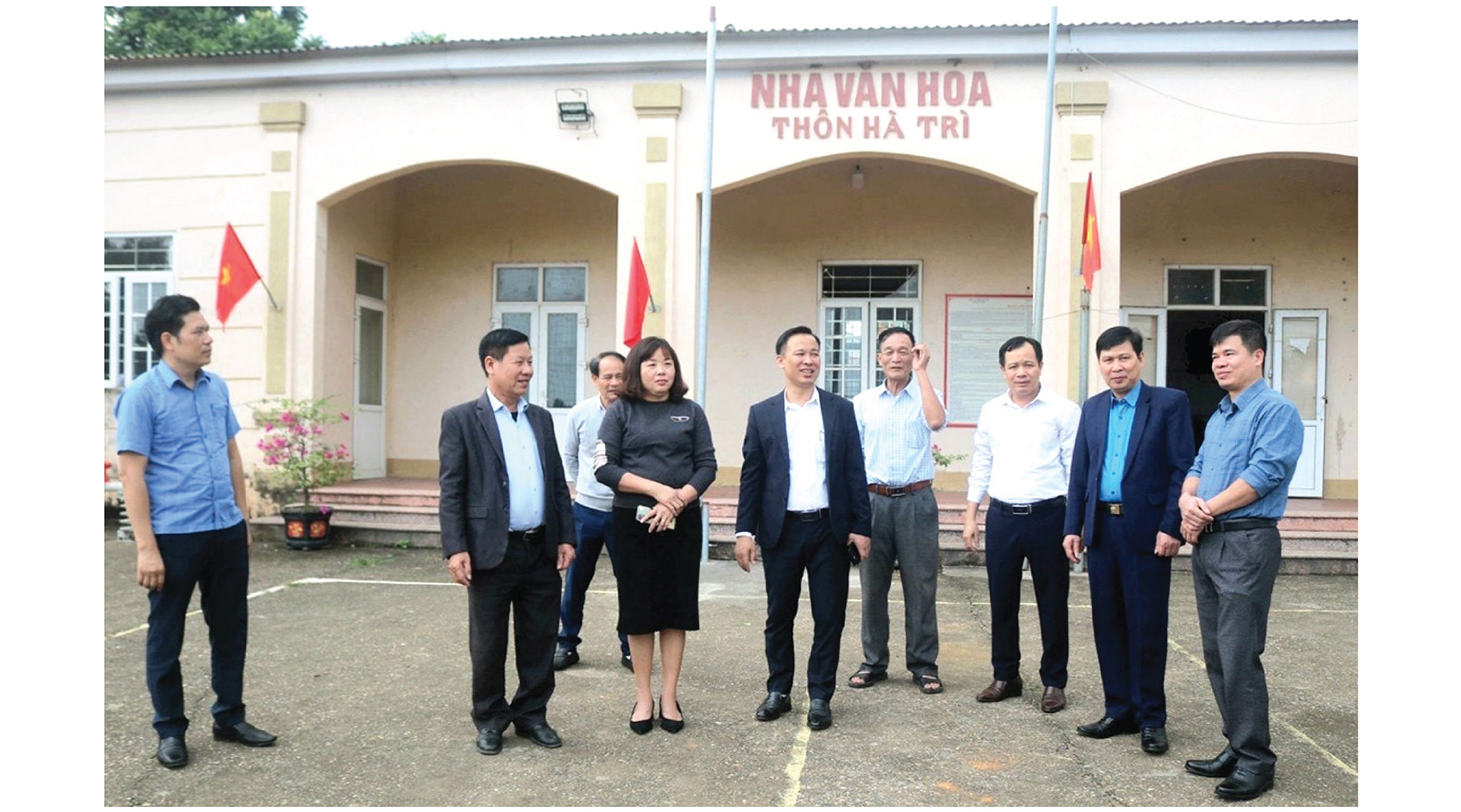 L&atilde;nh đạo x&atilde; Vĩnh Tường đi kiểm tra c&aacute;c ti&ecirc;u ch&iacute; x&acirc;y dựng n&ocirc;ng th&ocirc;n mới.