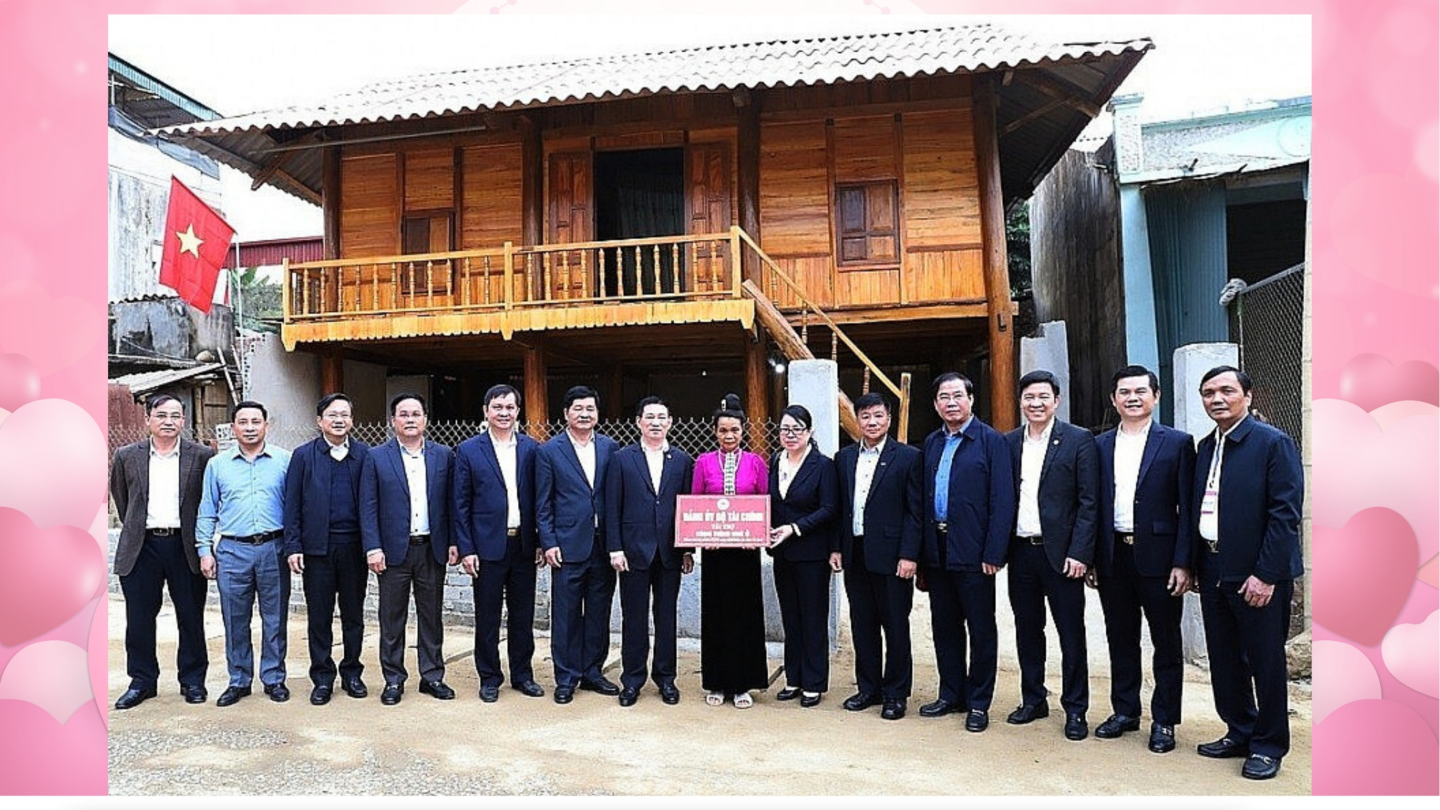 Đo&agrave;n C&ocirc;ng t&aacute;c của Bộ T&agrave;i ch&iacute;nh trao nh&agrave; đại đo&agrave;n kết cho hộ ngh&egrave;o tại Điện Bi&ecirc;n.