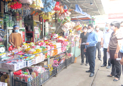 Lãnh đạo sở, ngânhf khảo sát tại chợ Thạnh Hóa, tỉnh Long An. Ảnh: Mai Hương