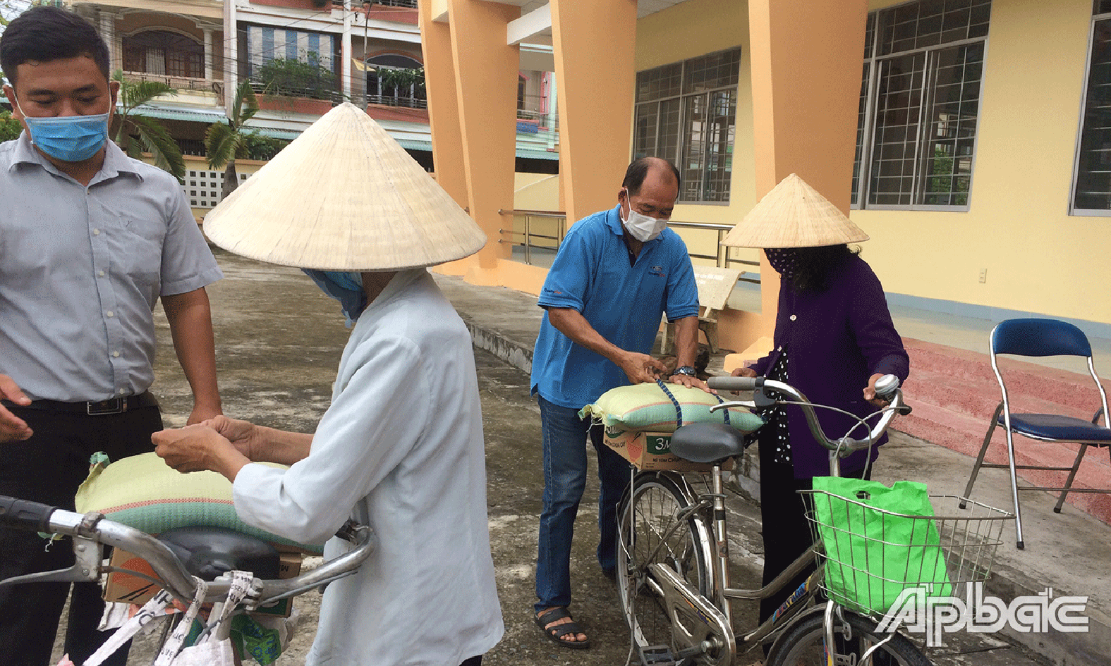 Hỗ trợ cho người bán vé số trong mùa dịch ở huyện Chợ Gạo, tỉnh Tiền Giang. Ảnh: P.T