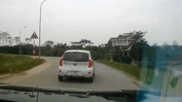 [Video] Ôtô liên tục phanh gấp, mất lái lao xuống ao ở Hà Nội