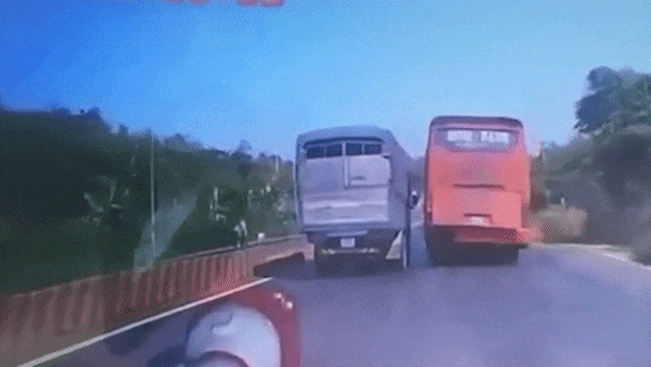 [Video] Xe tải suýt lật khi bị tài xế xe khách chèn ép sát dải phân cách