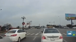 [Video] Tài xế điều khiển ôtô đâm vào xe dừng đèn đỏ