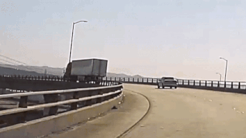 [Video] Xe tải lật nghiêng và trượt dài trên đường cao tốc