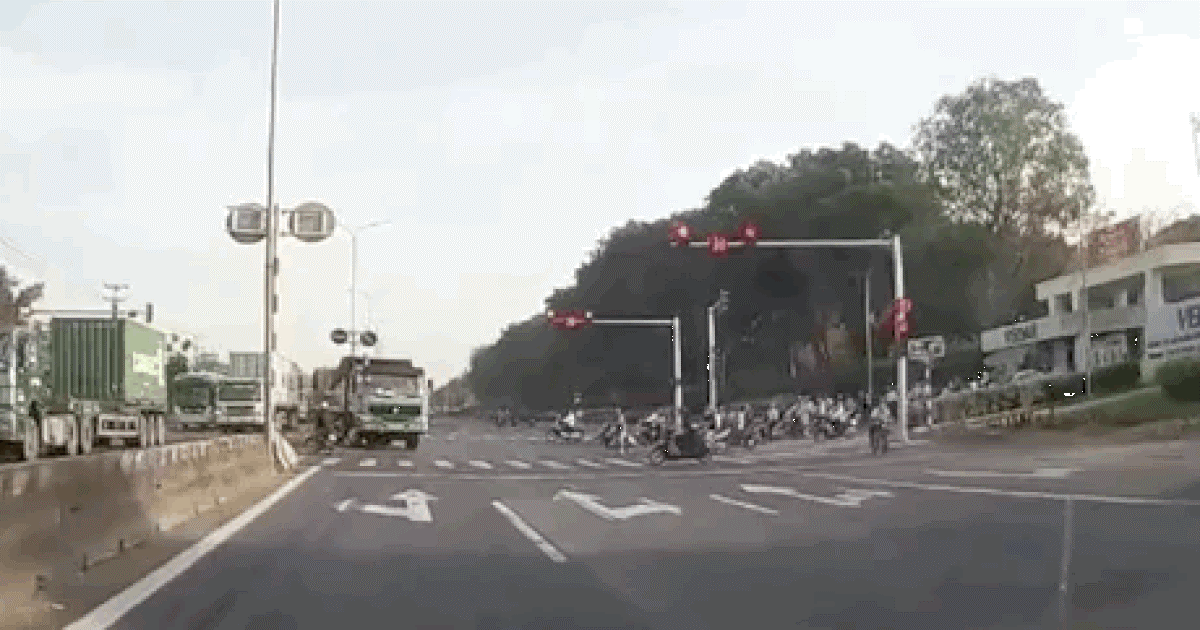 [Video] Xe tải lừng lững vượt đèn đỏ, đi ngược chiều 